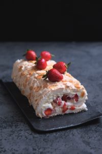 меренговый рулет с ягодами рецепт с фото
