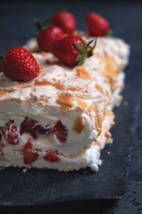 Strawberry meringue roulade step by step