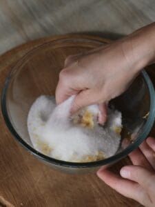 змішування цукру та цедри для клафуті з червоною смородиною